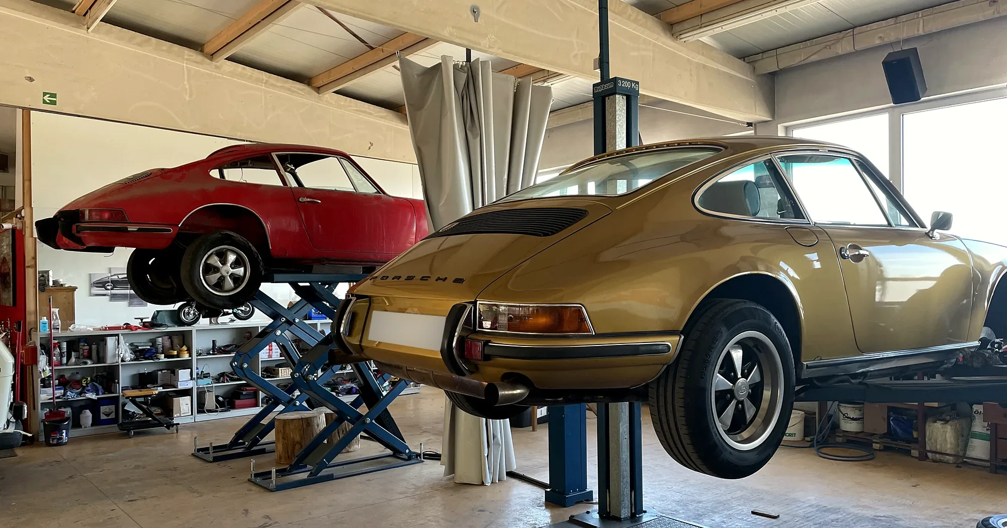 Porsche 911 auf der Hebebühne, dahinter ein weiterer 911
