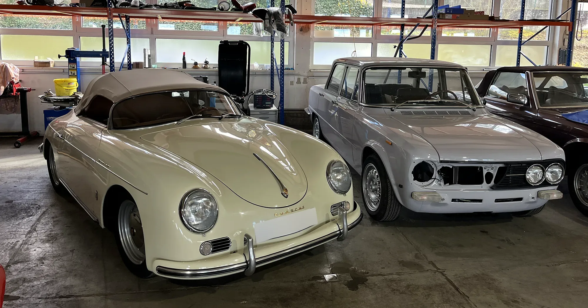 Porsche 356 und Alfa Romeo in der Werkstatthalle