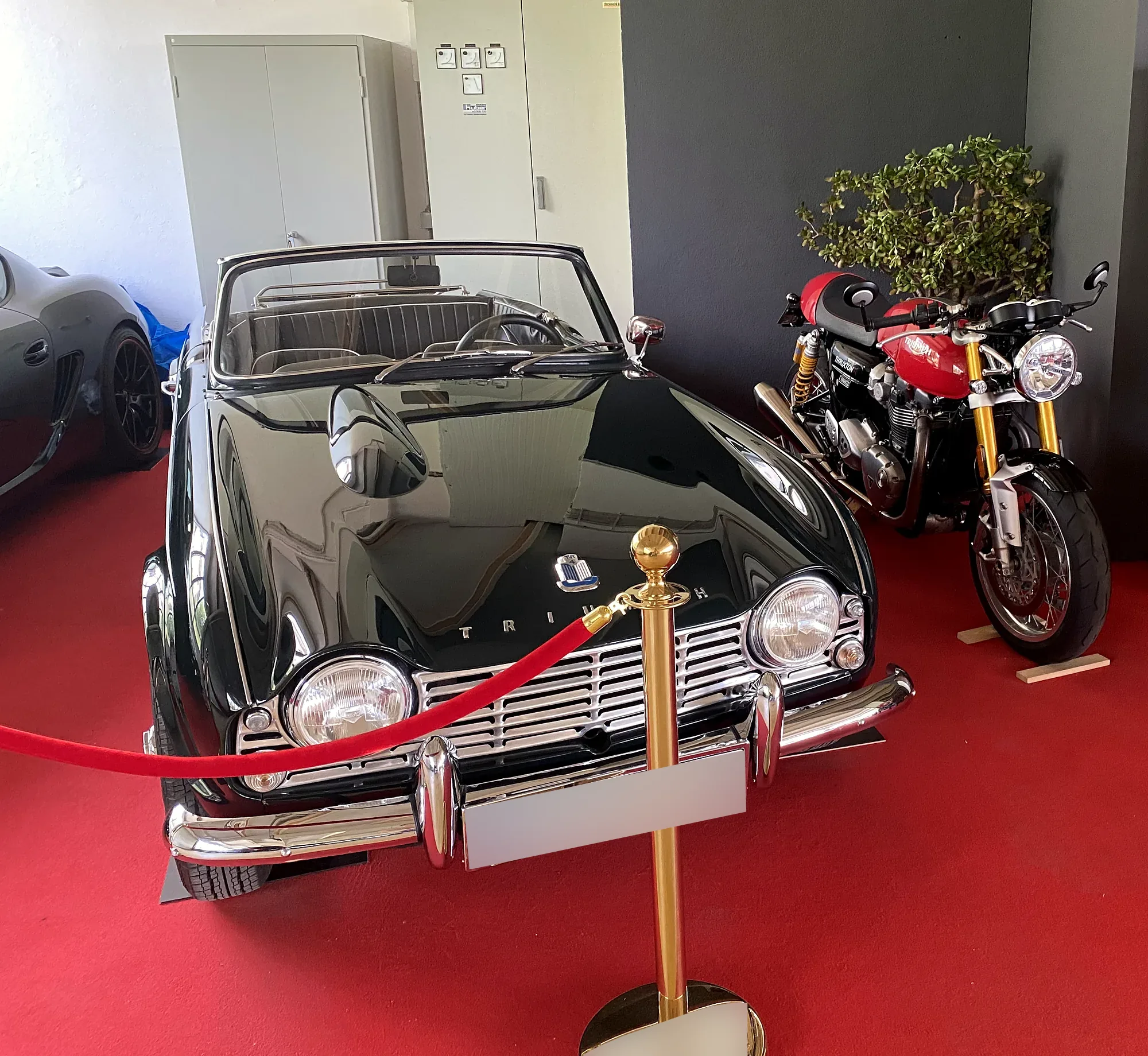 Triumph Roadster und Motorrad im Ausstellungsraum