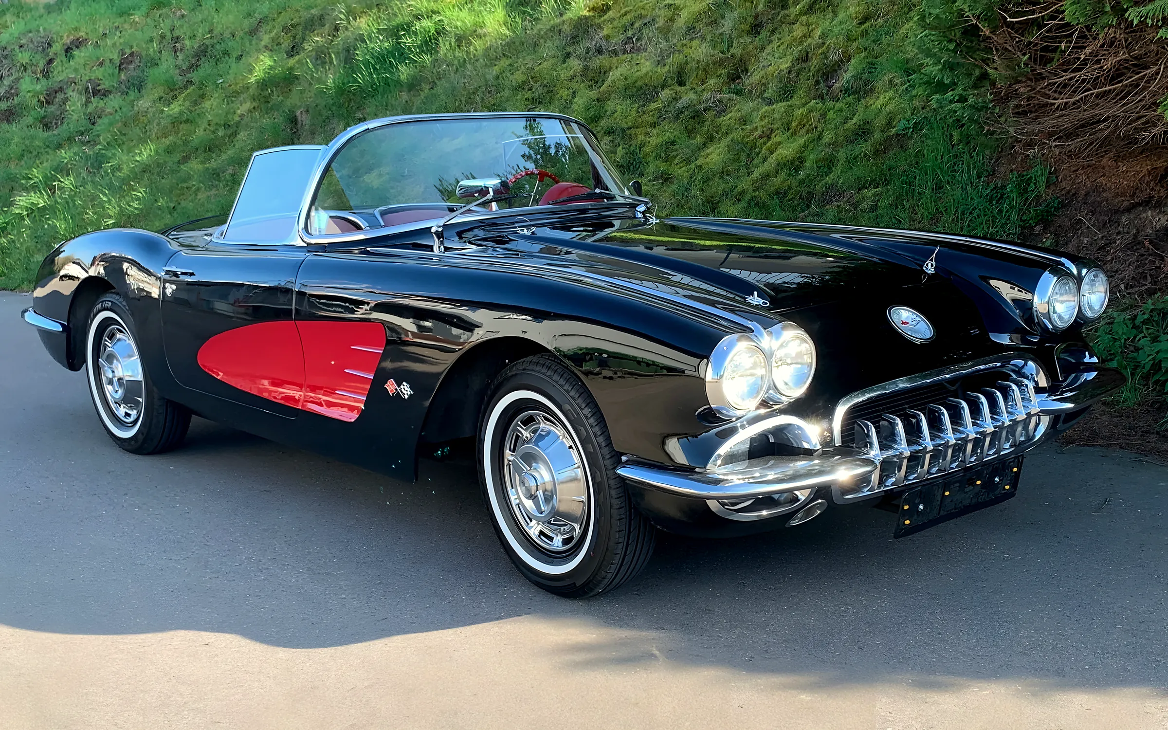 Chevrolet Corvette C1 in Schwarz mit roter Seitenwelle