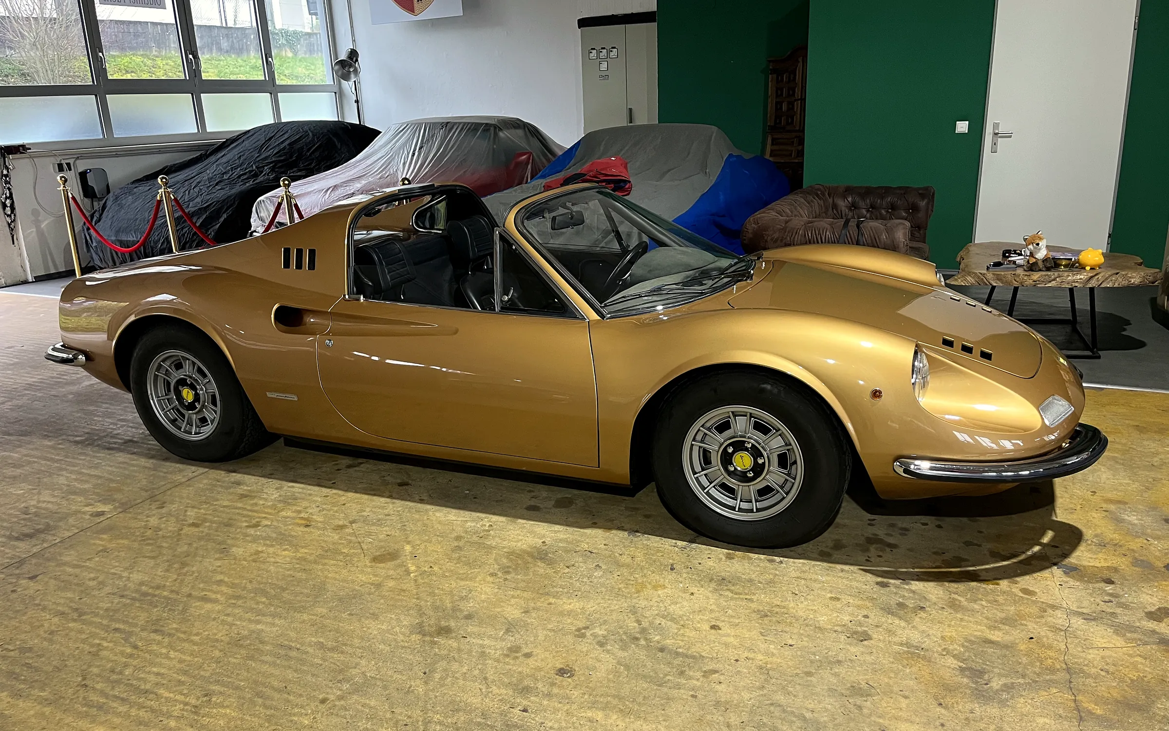 Ferrari Dino 246 GTS in Gold in der Halle von Oldtimer Fuchs
