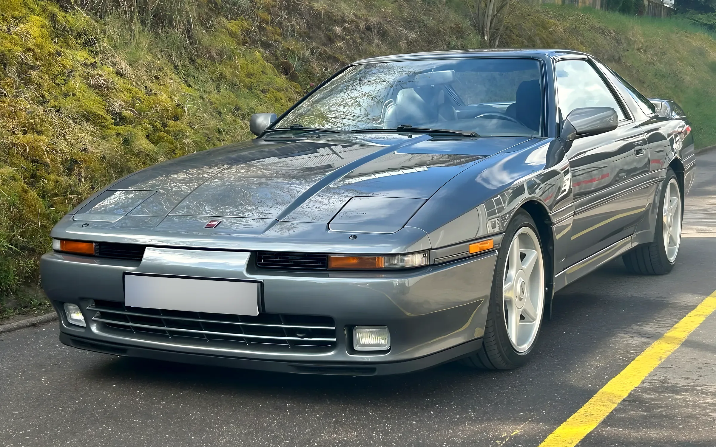 Toyota Supra in Grau auf einer Landstraße