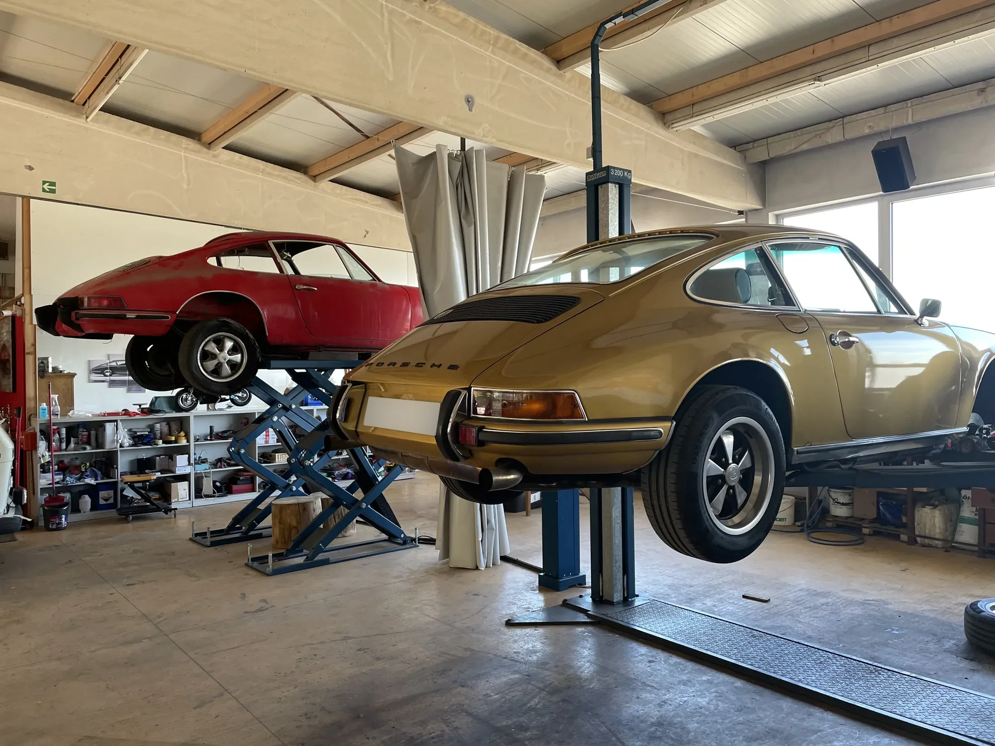 Porsche 911 auf der Hebebühne, dahinter ein weiterer 911