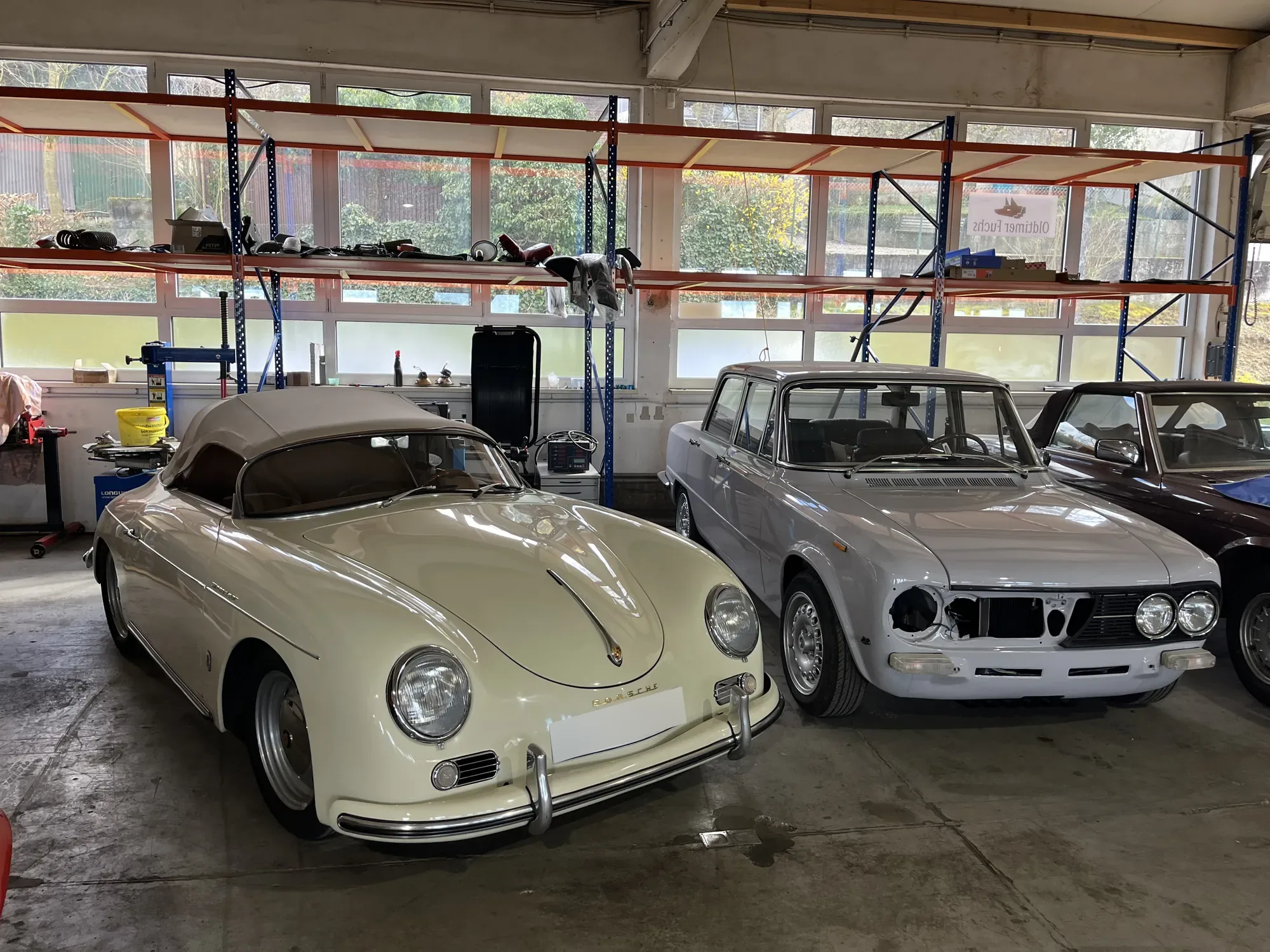 Porsche 356 und Alfa Romeo in der Werkstatthalle