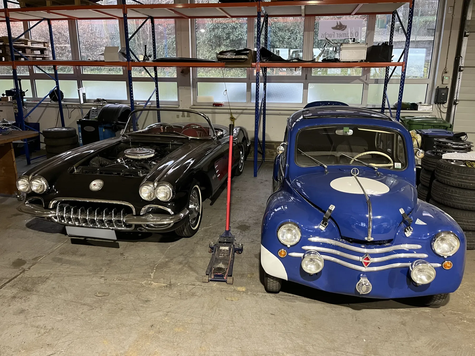 Chevrolet Corvette C1 und Renault 4CV in der Halle