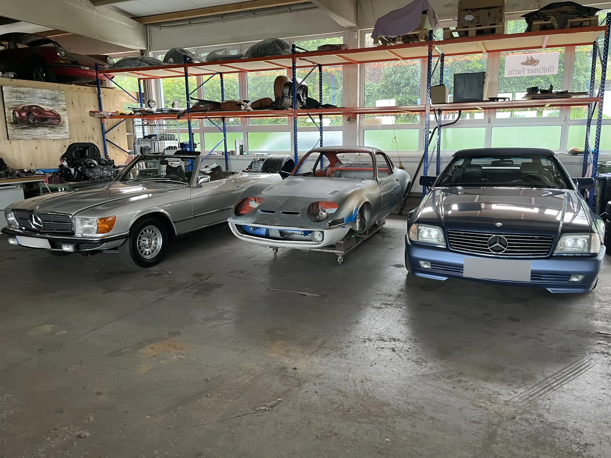 Mercedes SL, Opel GT und Mercedes in der Werkstatt