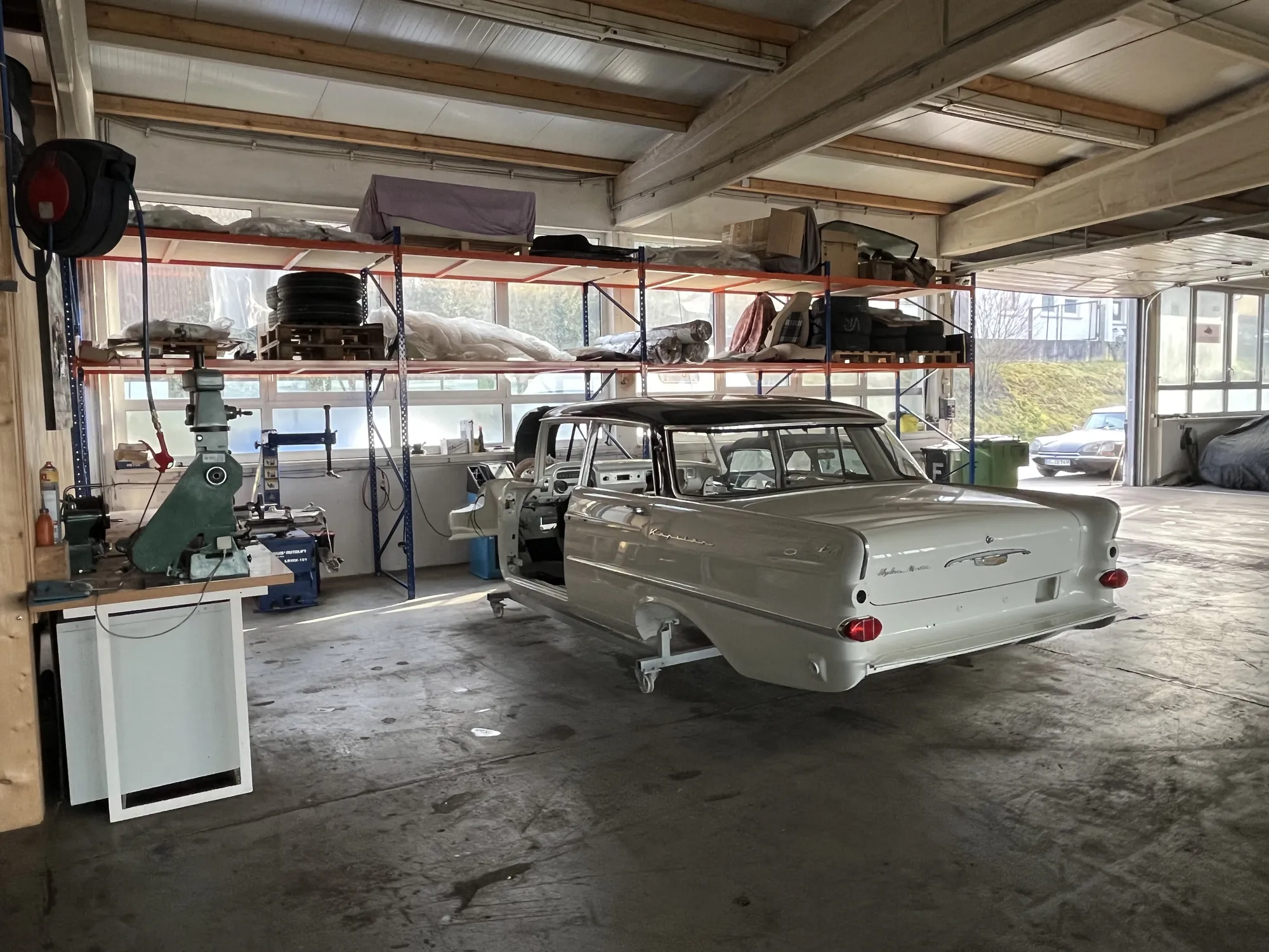 Klassische Limousine in Arbeit in der Werkstatt
