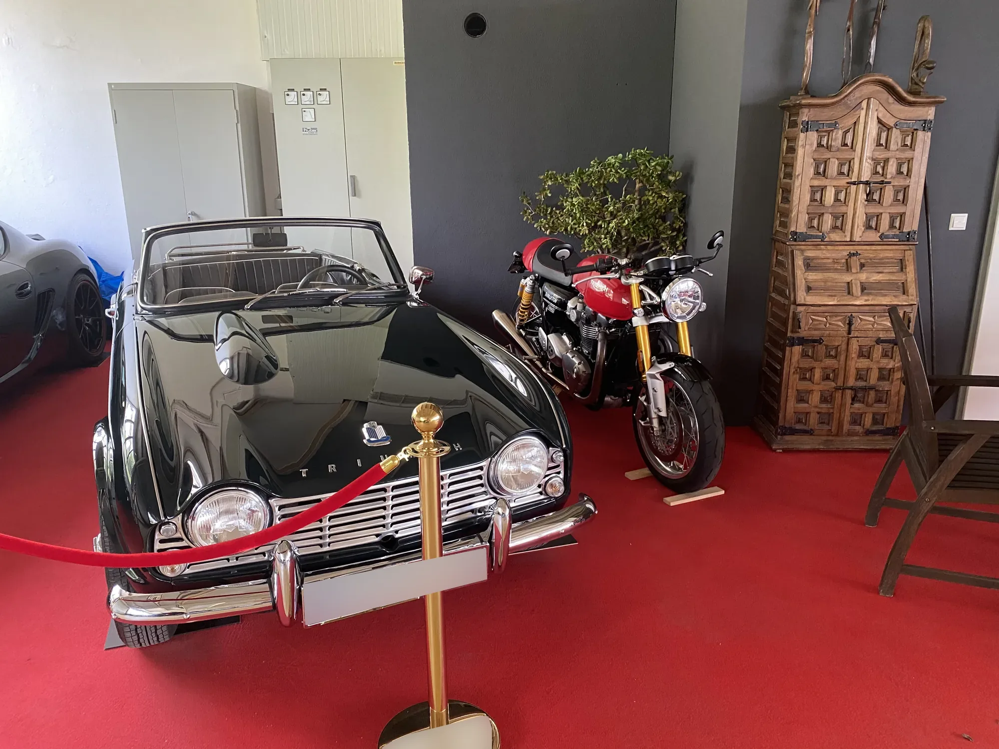 Triumph Roadster und Motorrad im Ausstellungsraum