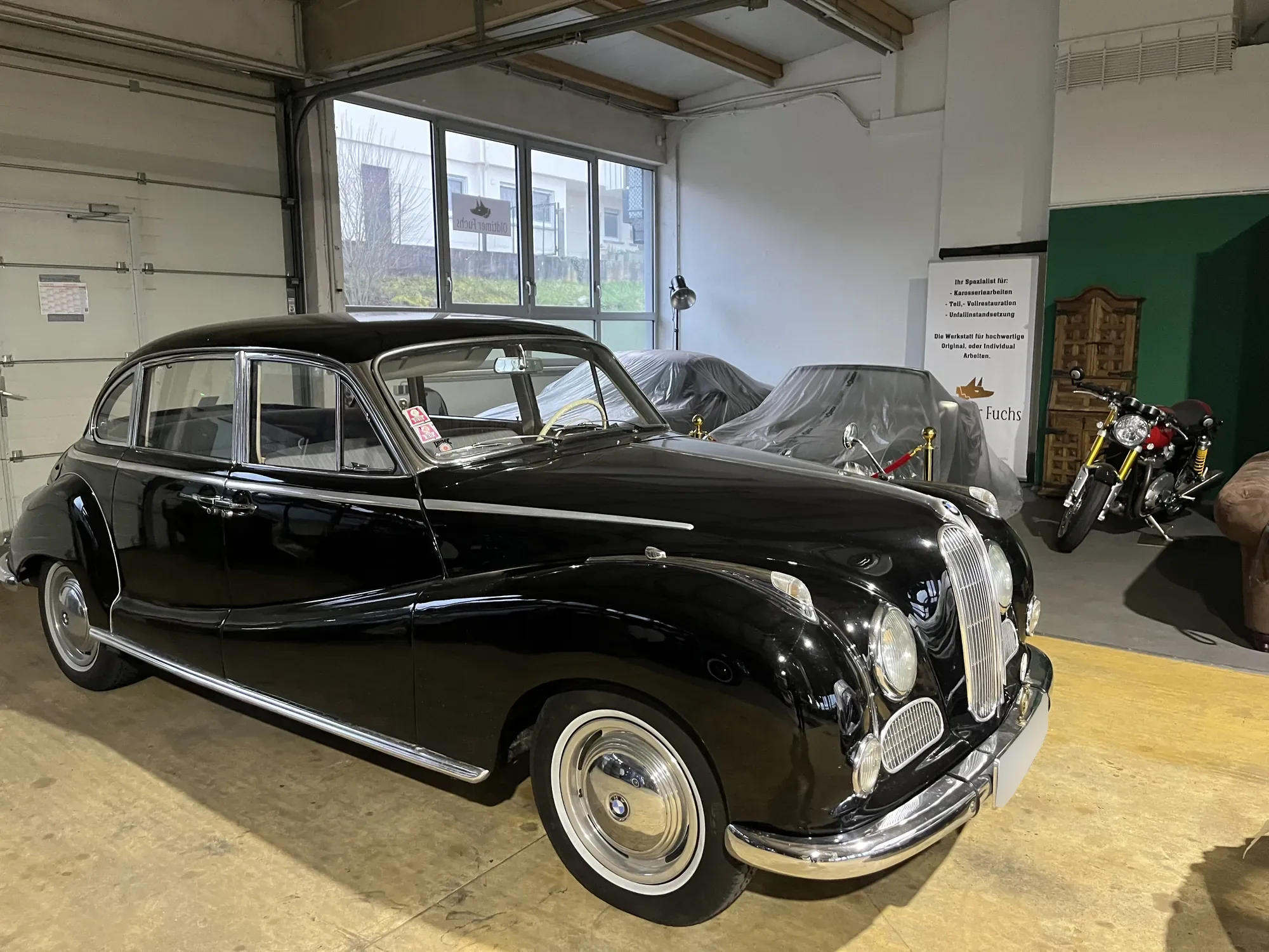 BMW 501 in Schwarz im Ausstellungsraum