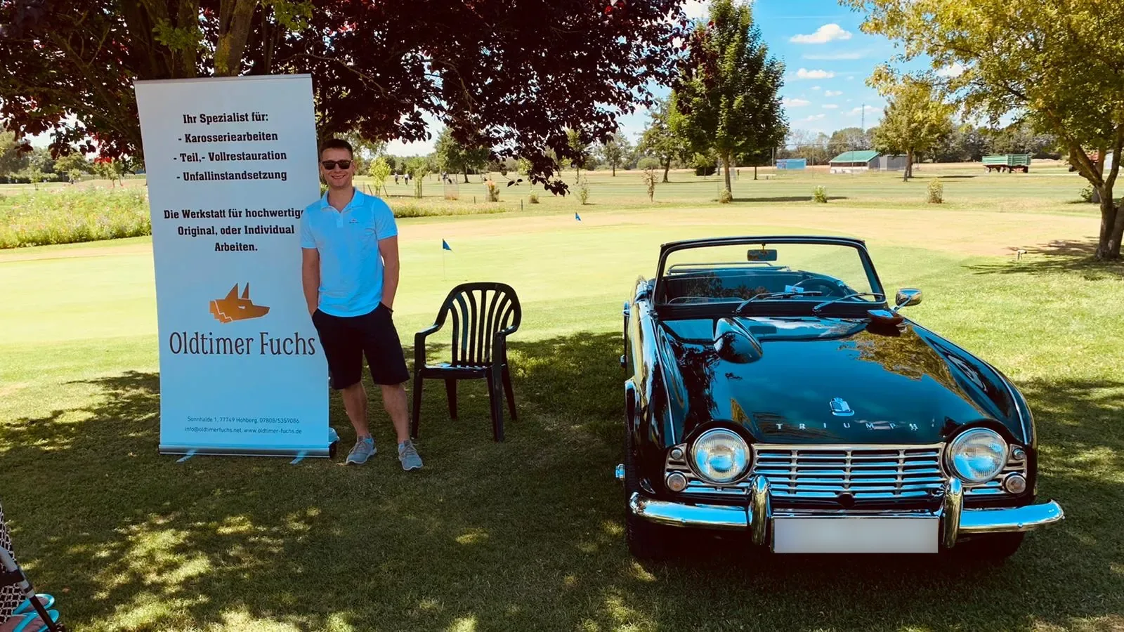 Oldtimer Fuchs mit einem Triumph auf einer Veranstaltung im Freien