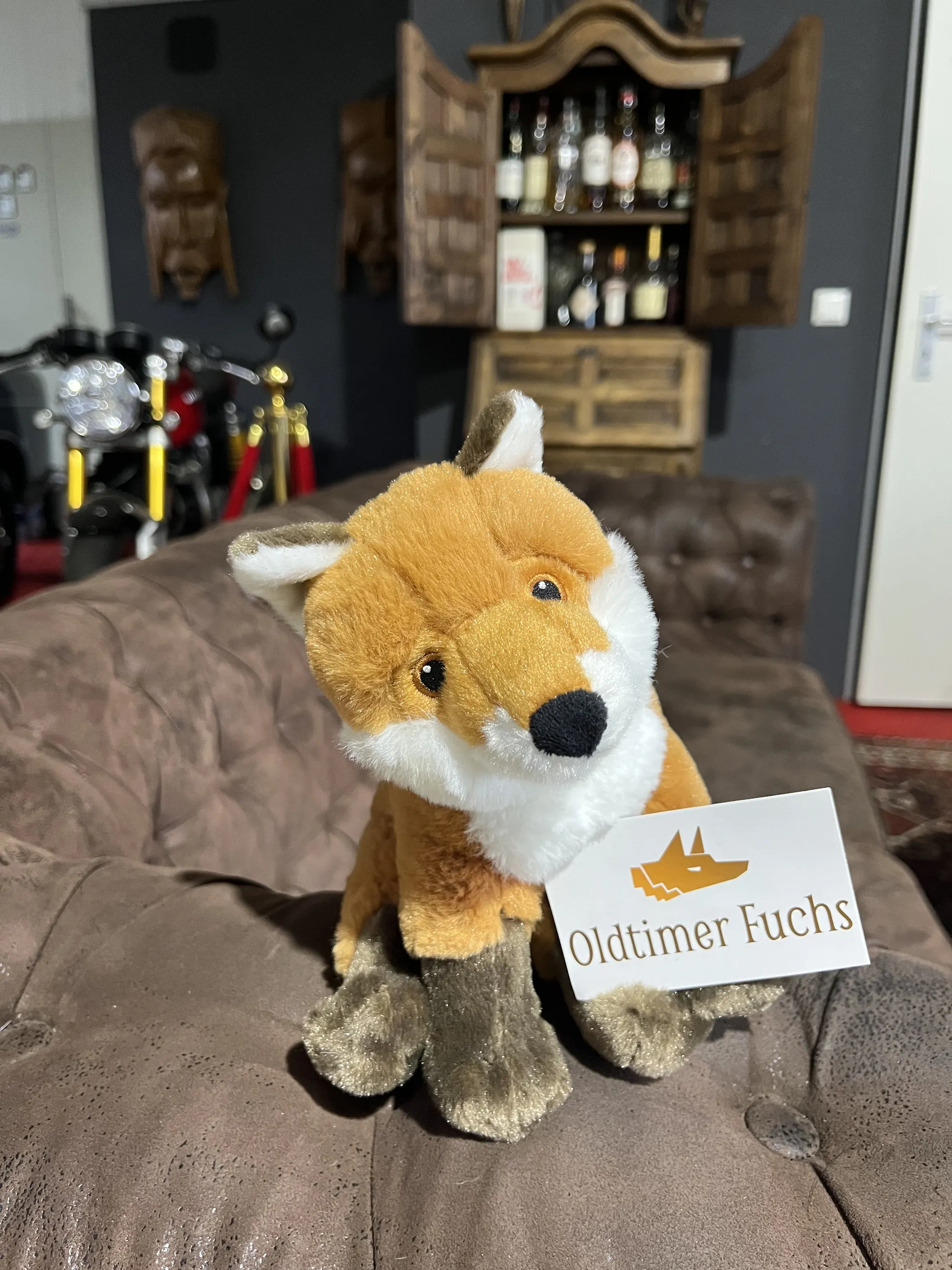 Plüsch-Fuchs mit dem Oldtimer-Fuchs-Schild im Ausstellungsraum