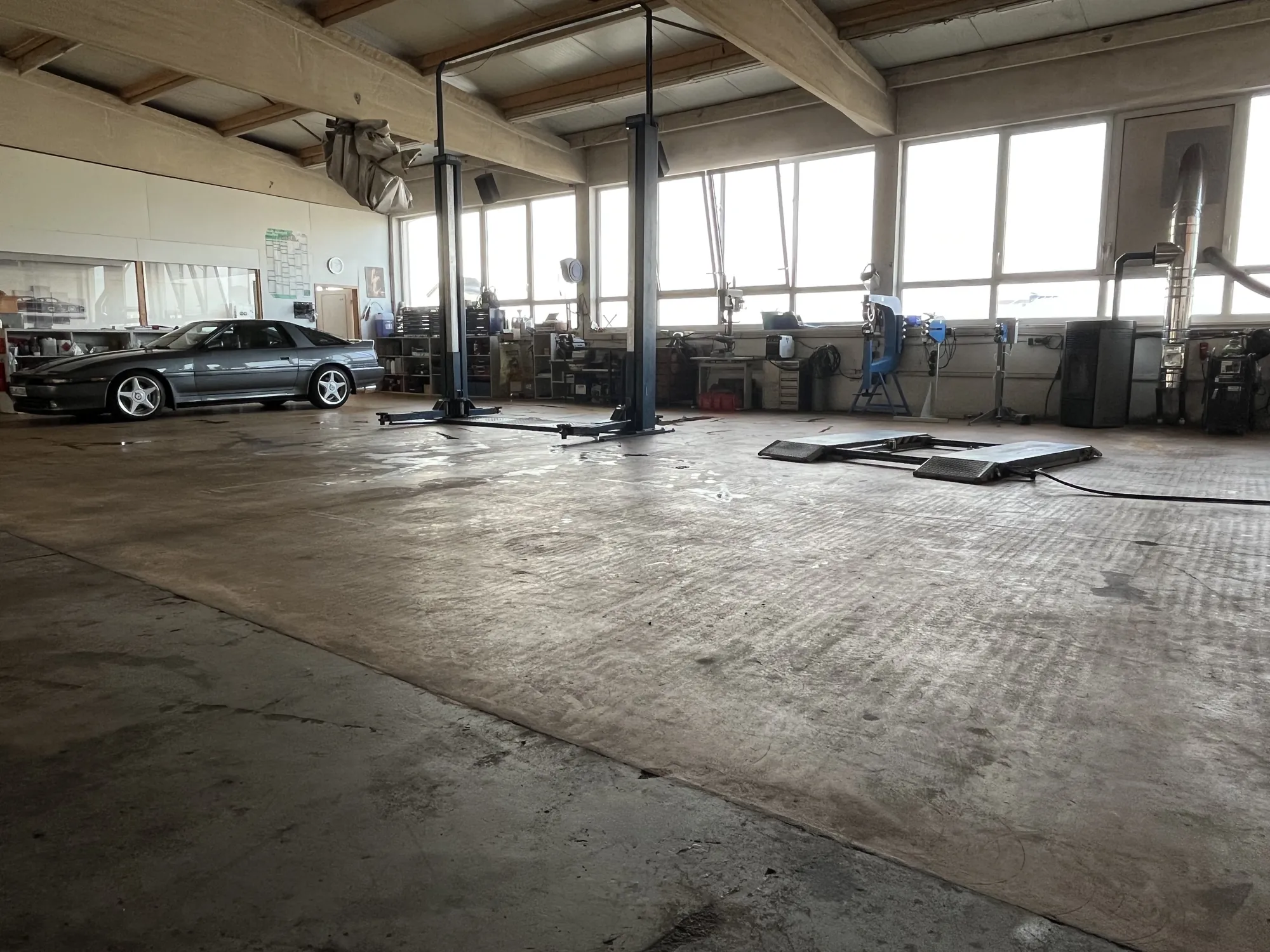 Werkstatthalle von Oldtimer Fuchs